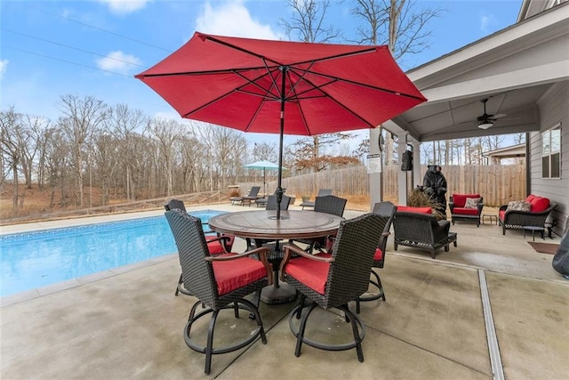 view of patio featuring a fenced in pool, outdoor lounge area, and ceiling fan