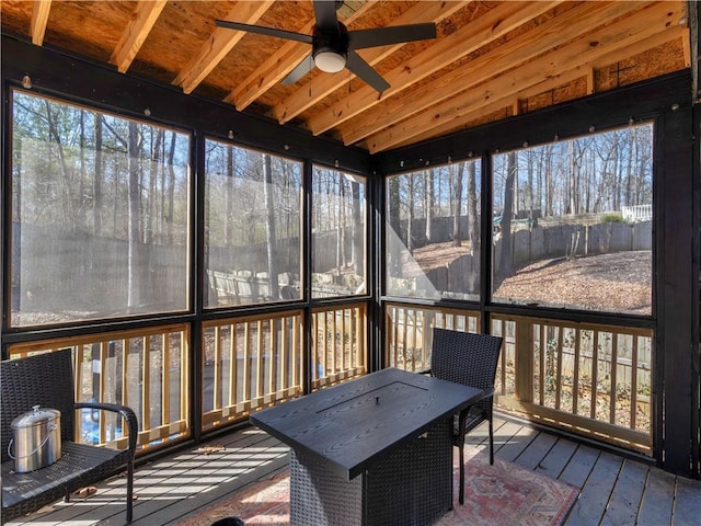 sunroom / solarium featuring a ceiling fan