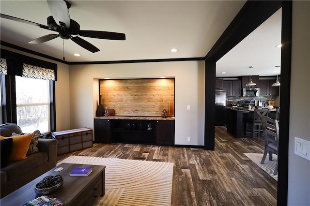 living area with dark wood-style floors, ceiling fan, recessed lighting, and crown molding