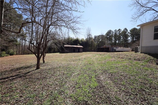 view of yard featuring an outdoor structure