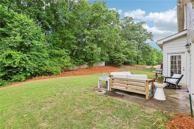 view of yard featuring outdoor lounge area and a patio area