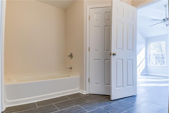 bathroom featuring ceiling fan and tub / shower combination