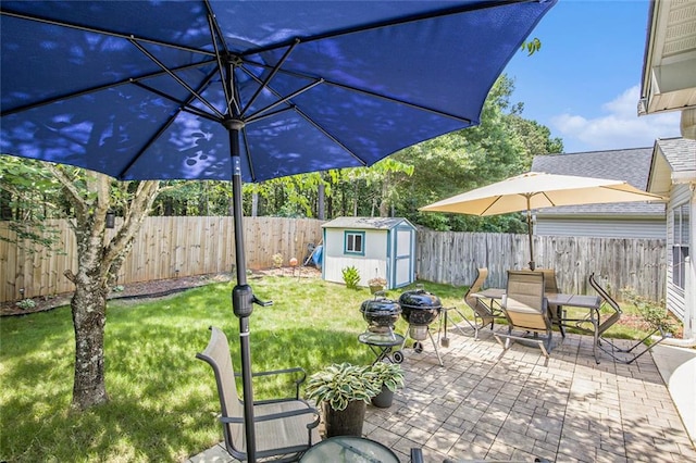 3198 Liberty Commons Dr, Kennesaw, GA 30144 - fenced backyard with a storage shed, a patio area, and outdoor dining area