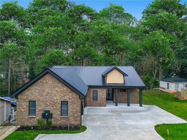 view of front of home featuring a front yard