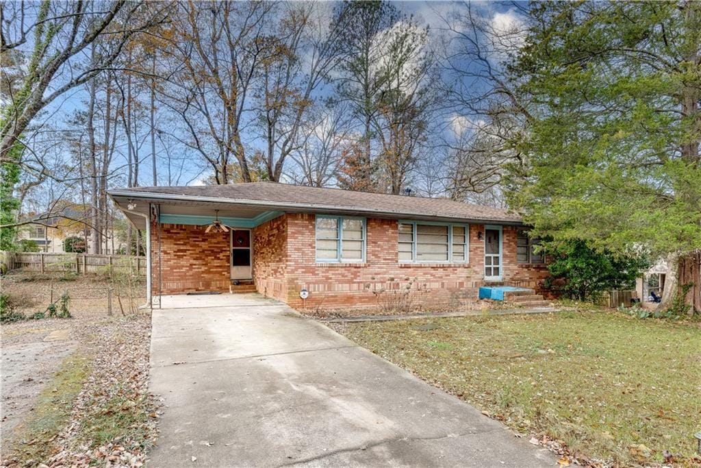 view of front of house with a front lawn