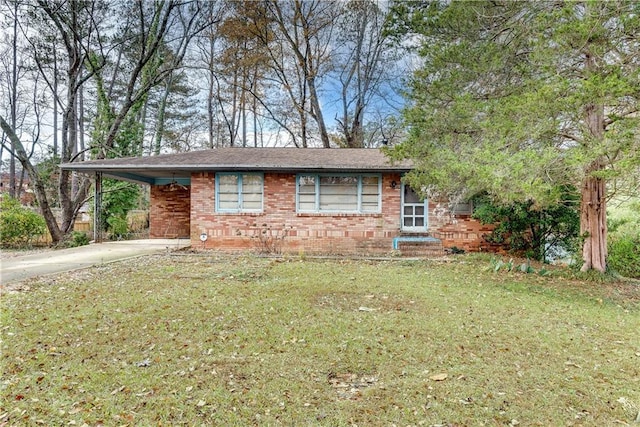 ranch-style home featuring a front lawn and a carport