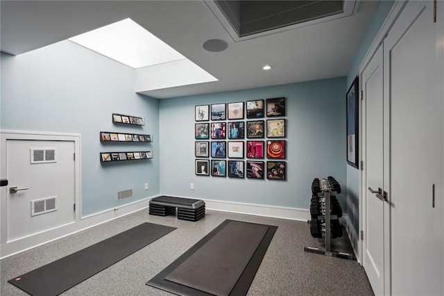 workout area featuring recessed lighting, a skylight, visible vents, and baseboards