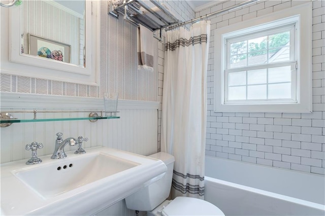 657 E Paces Ferry Rd NE, Atlanta, GA 30305 - bathroom with shower / bath combo with shower curtain, a wainscoted wall, and wallpapered walls