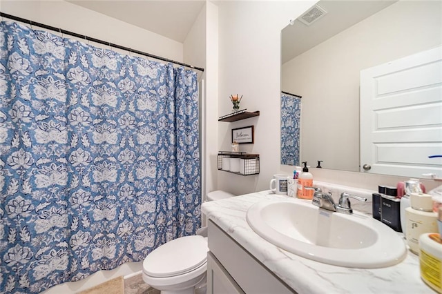 full bathroom featuring toilet, a shower with shower curtain, vanity, and visible vents