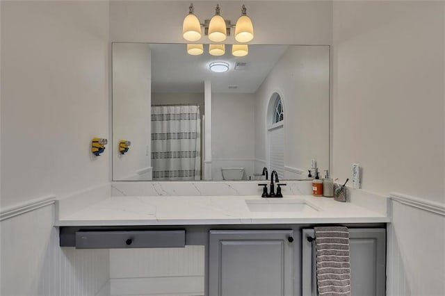 bathroom featuring a shower with curtain and vanity