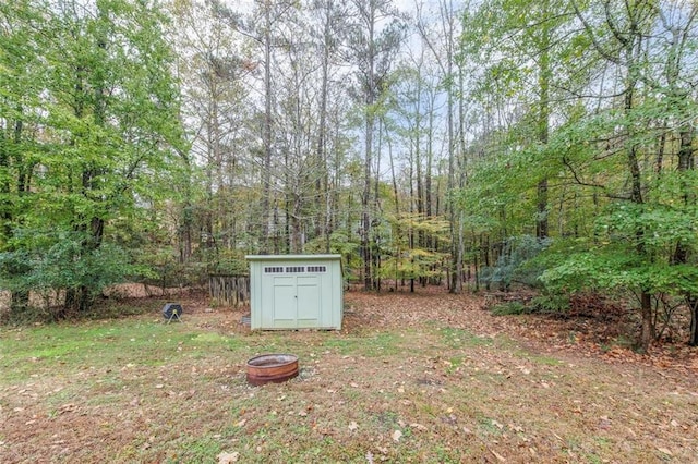 view of yard featuring a storage unit