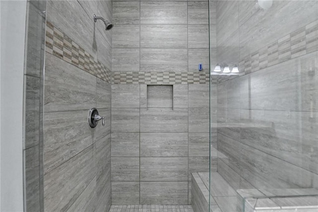 bathroom featuring a tile shower