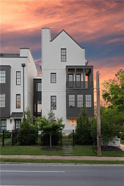 view of front of property with a fenced front yard