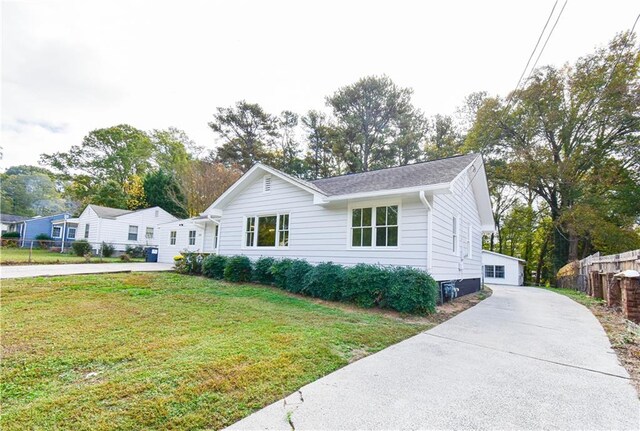 ranch-style house featuring a front lawn