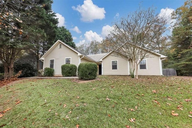 ranch-style home featuring a front lawn