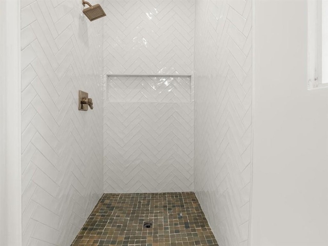 bathroom featuring a tile shower