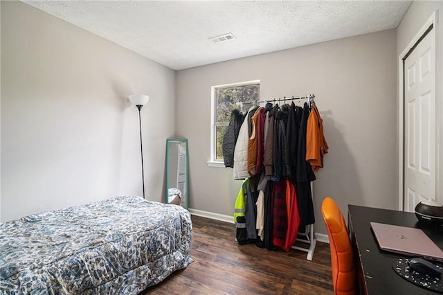 28 Fawn Ct, Sharpsburg, GA 30277 - bedroom with wood finished floors and a textured ceiling