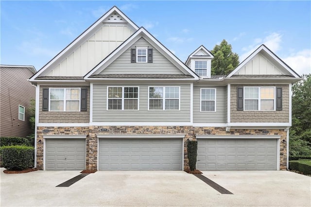 view of front facade featuring a garage