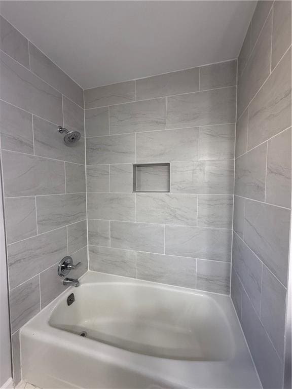 bathroom with tiled shower / bath