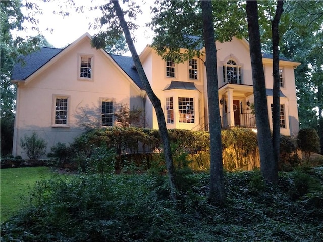 view of front facade featuring stucco siding
