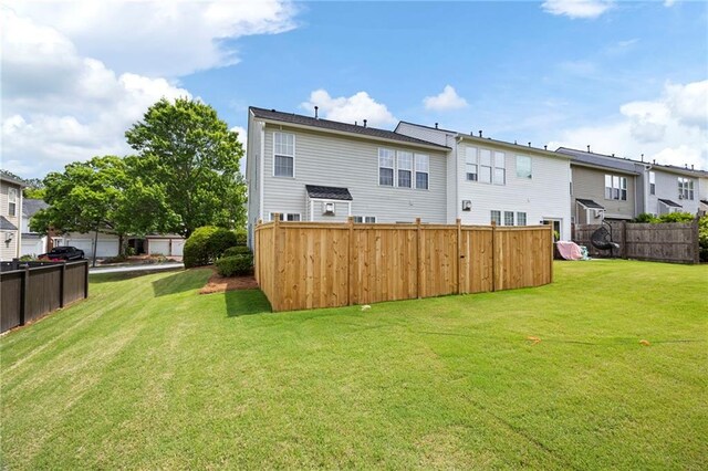 212 Regent Sq, Woodstock, GA 30188 - back of property featuring a lawn, fence, and a residential view