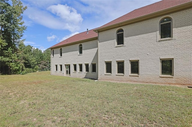 back of house featuring a yard