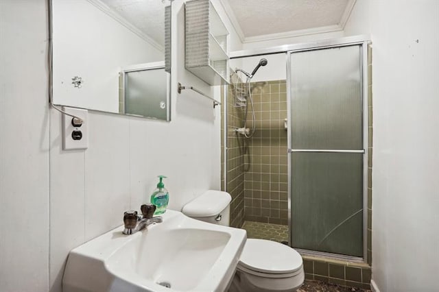 bathroom featuring toilet, sink, crown molding, a textured ceiling, and an enclosed shower