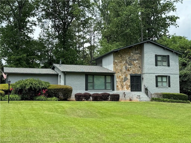 view of front of property with a front yard