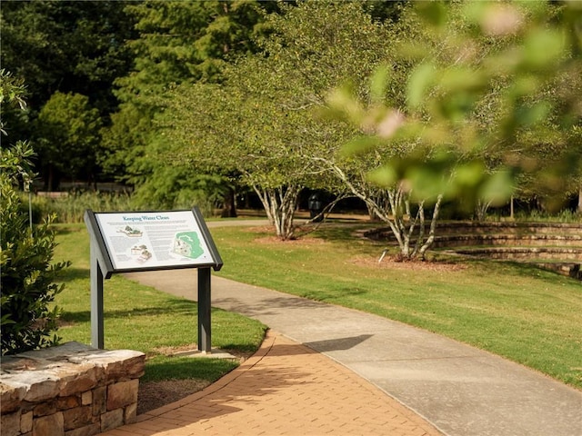 view of property's community featuring a lawn