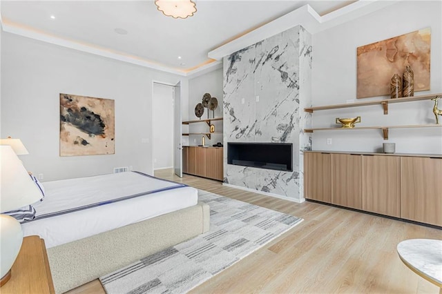 bedroom with light wood-style floors, baseboards, visible vents, and recessed lighting