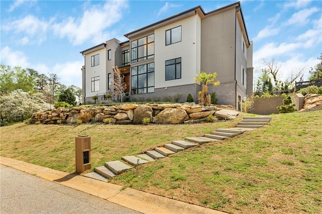 view of front of home featuring a front lawn