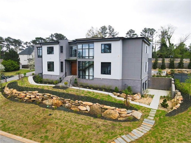view of front of home featuring a front lawn and a garage