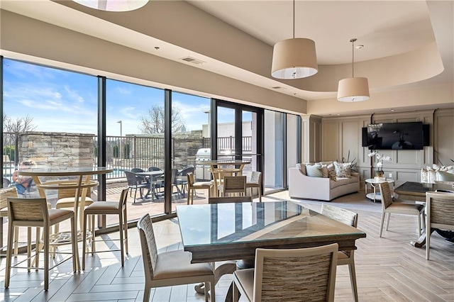 dining room with visible vents and a tray ceiling