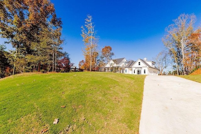 view of yard featuring a garage and driveway