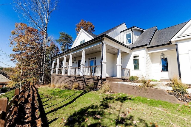 view of front of property featuring a porch and a front lawn