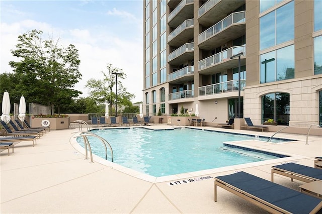 2795 Peachtree Rd NE Unit 2101, Atlanta, GA 30305 - community pool with a patio