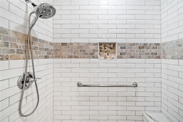 bathroom featuring a tile shower