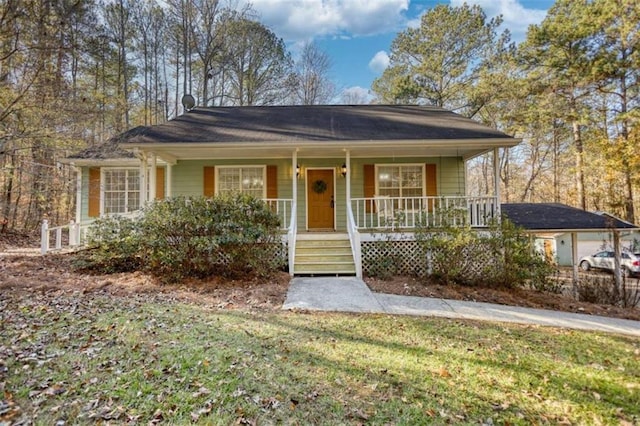 view of front facade featuring a porch and a front lawn