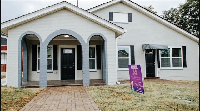 bungalow featuring a front lawn