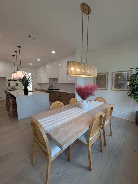 315 Hillcrest View Dr, Suwanee, GA 30024 - dining space featuring light wood-style floors, baseboards, and recessed lighting
