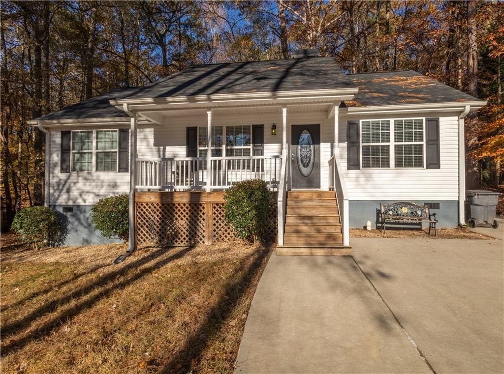 view of front of home featuring a front lawn and covered porch