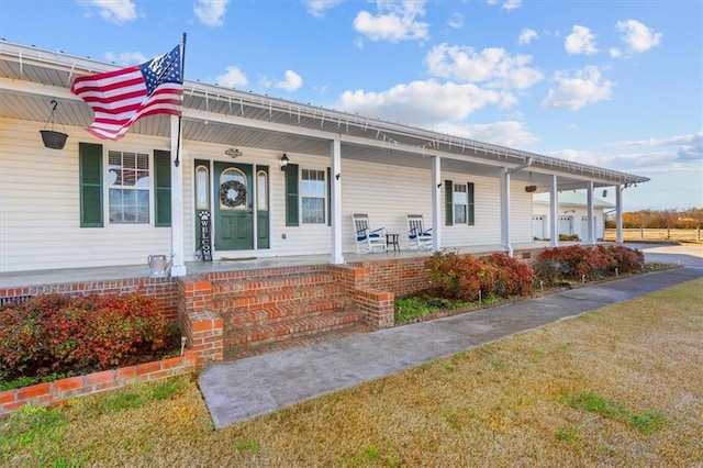 view of front of house with a porch and a front yard