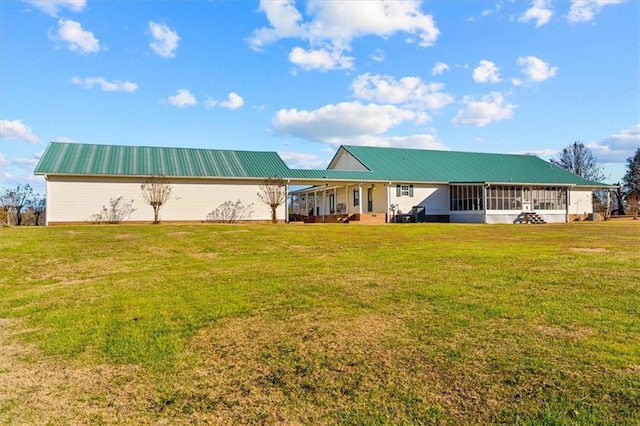 view of front of house featuring a front lawn