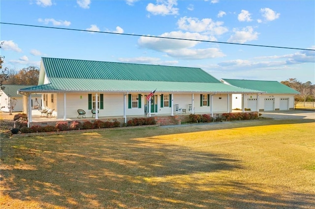 farmhouse inspired home featuring a garage and a front yard