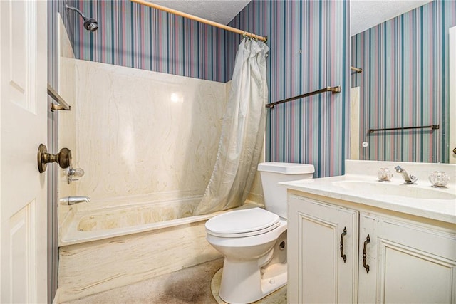 bathroom featuring wallpapered walls, toilet, shower / bath combo, and a textured ceiling