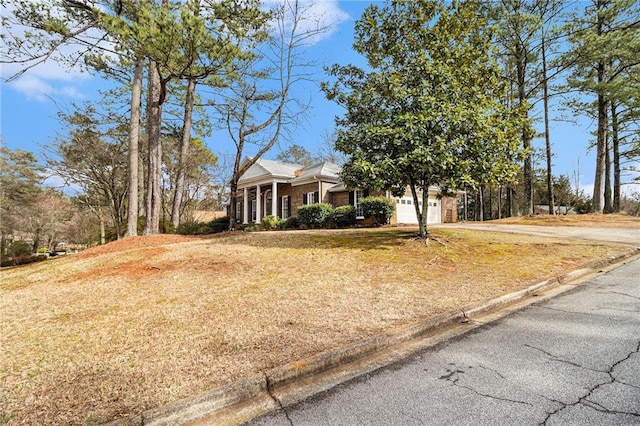 view of front of home with a front lawn, an attached garage, and driveway