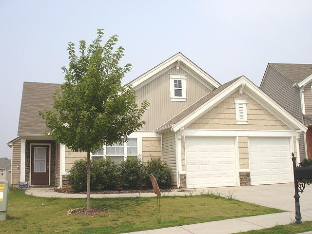 view of front of house featuring a front yard