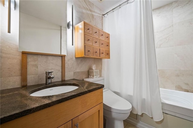 145 15th St NE Unit 435, Atlanta, GA 30309 - full bathroom with toilet, shower / bath combination with curtain, vanity, backsplash, and vaulted ceiling