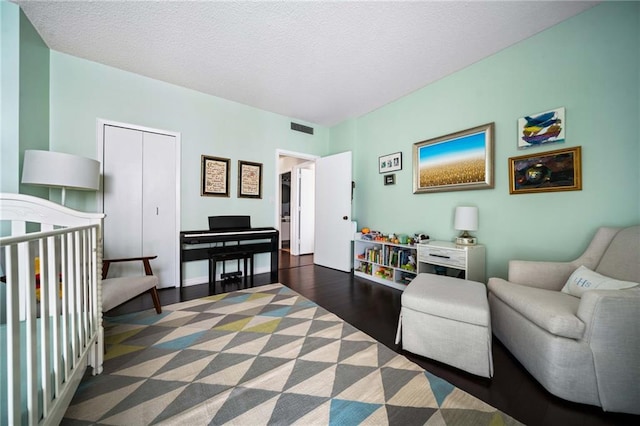 145 15th St NE Unit 435, Atlanta, GA 30309 - living room featuring wood finished floors and a textured ceiling