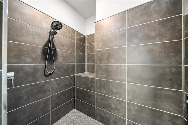 details featuring tiled shower